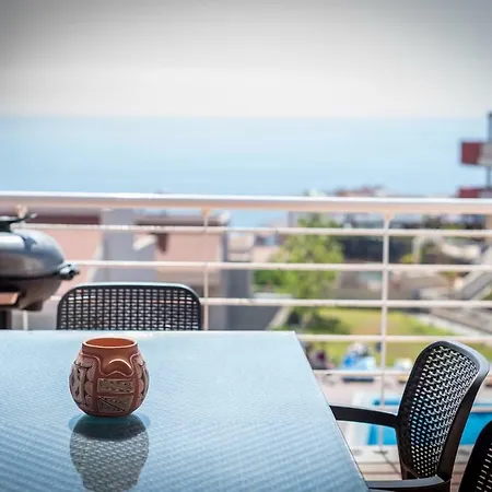 Modern, Spacious With Roof Terrace Apartament