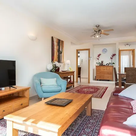 Modern, Spacious With Roof Terrace