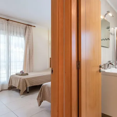 Modern, Spacious With Roof Terrace Puerto de Santiago (Tenerife)